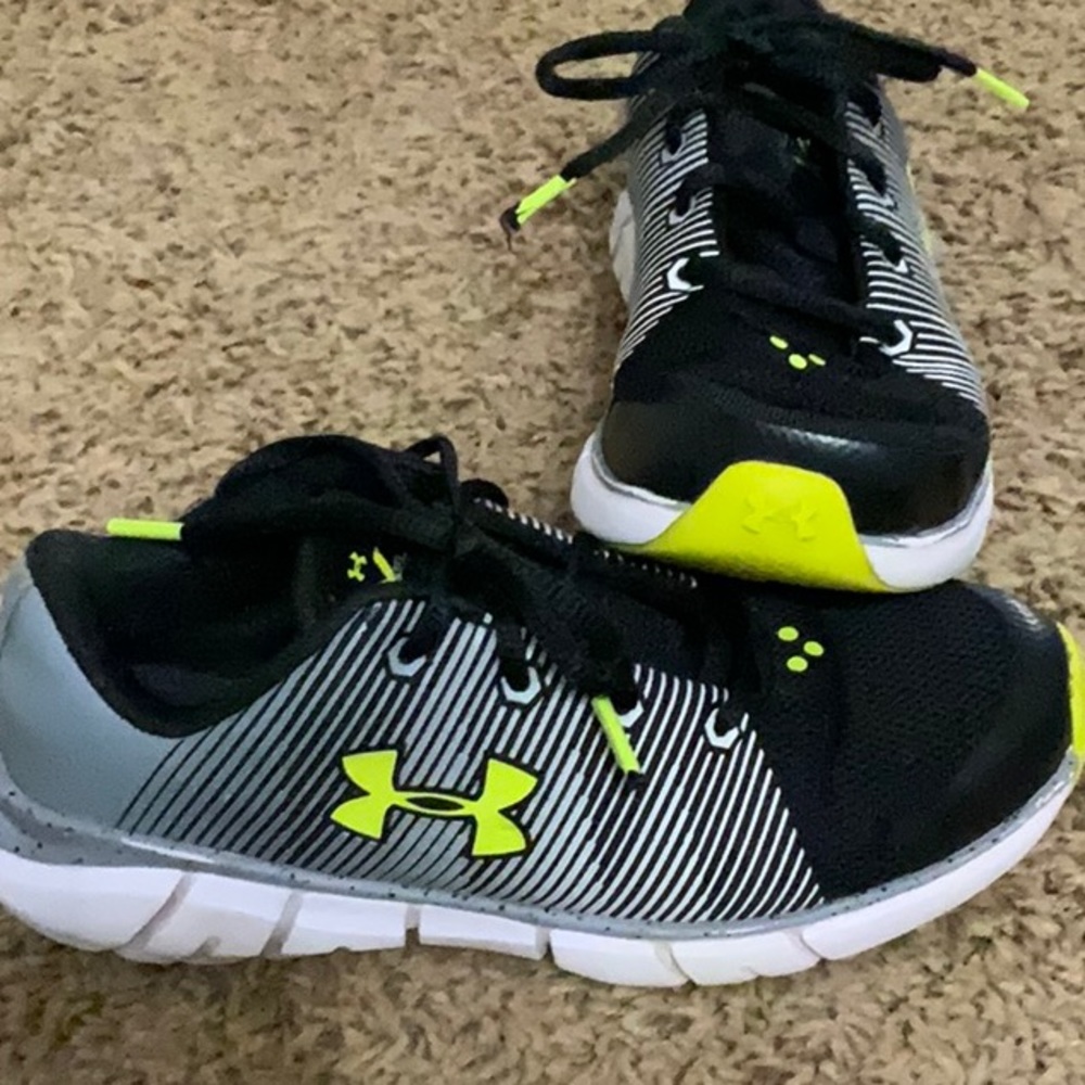 Boys size 1 Under Armour shoes in GUC